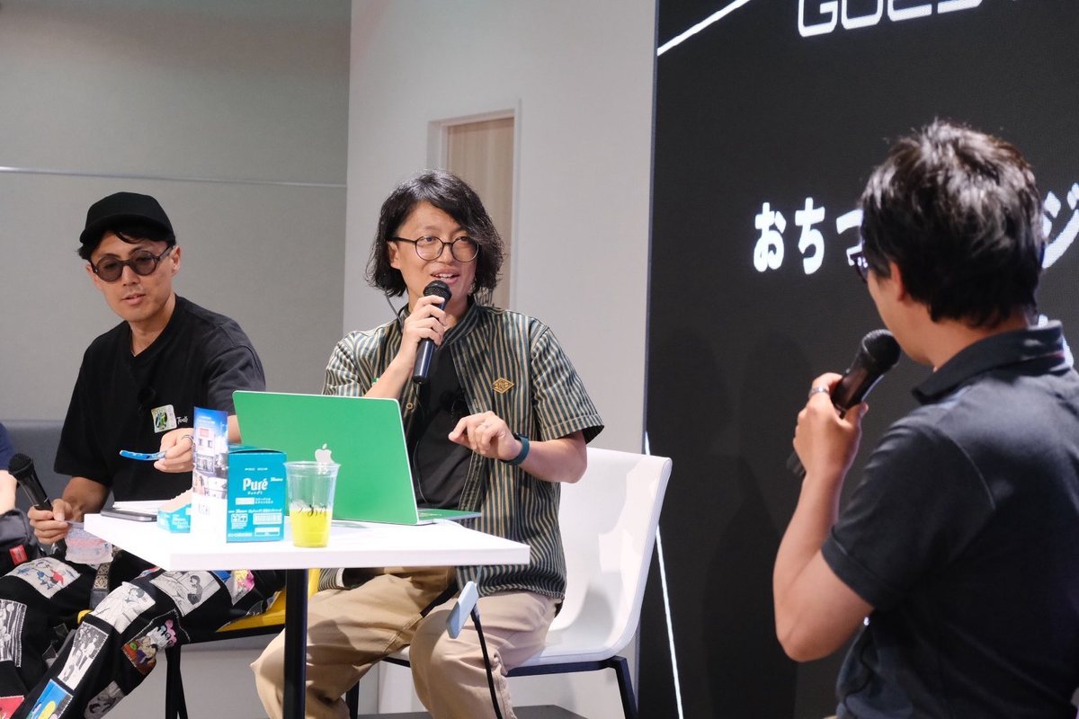 PODCAST MIXER 2.0 神戸でのステージセッション。かねりんがマイクを持って話している