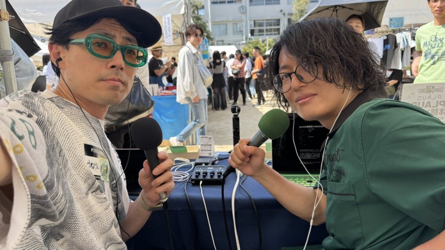 PODCAST WEEKEND 2026の屋外ブースでマイクを持つ2人