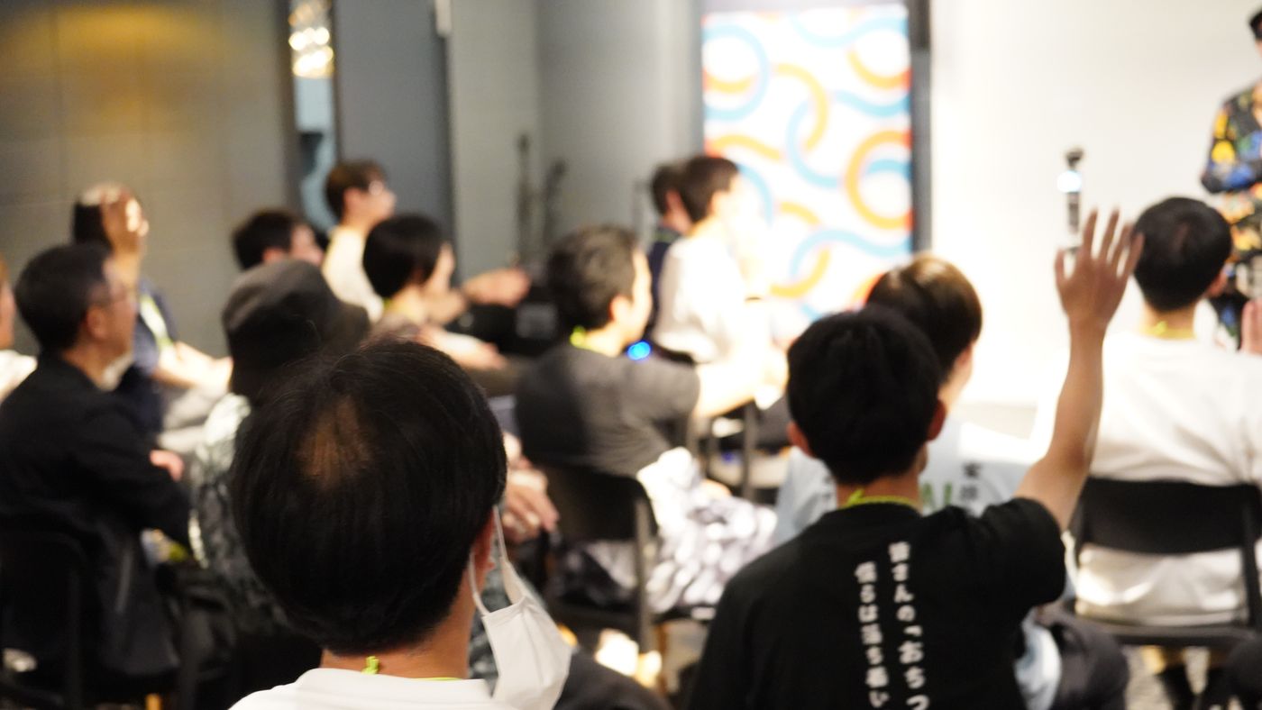 公開収録中の客席。手を挙げて答える参加者たち