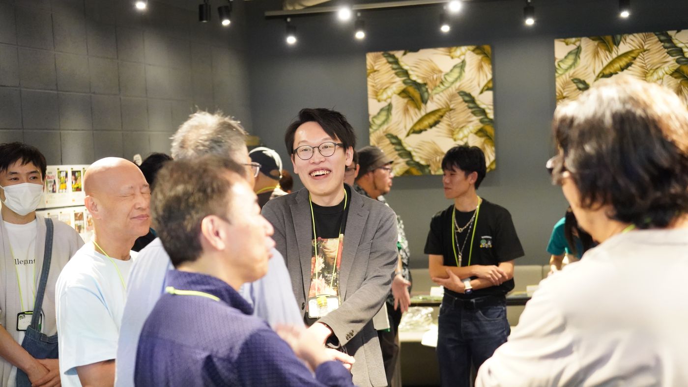 会場のあちこちで輪になって話す参加者たち